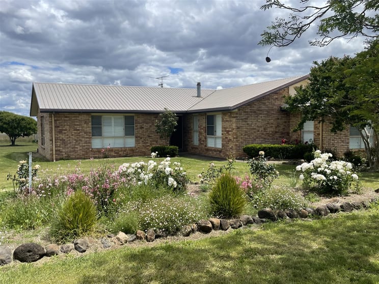 Click to view all images 452 Mount Sibley Road Ascot QLD 4359 - Image 1