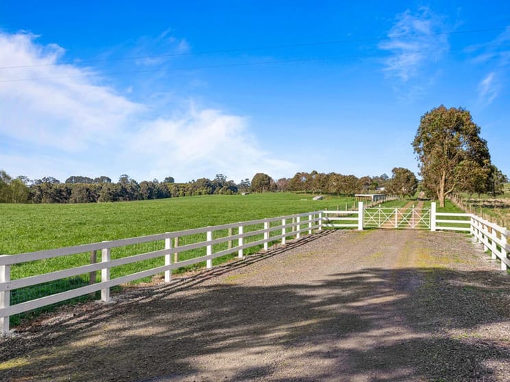 Click to view all images 254 Newtons Lane Trentham VIC 3458 - Image 2