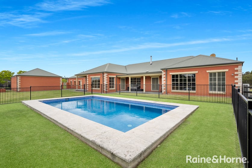 Click to view all images 6 Wirrah Close Nowra Hill NSW 2540 - Image 3