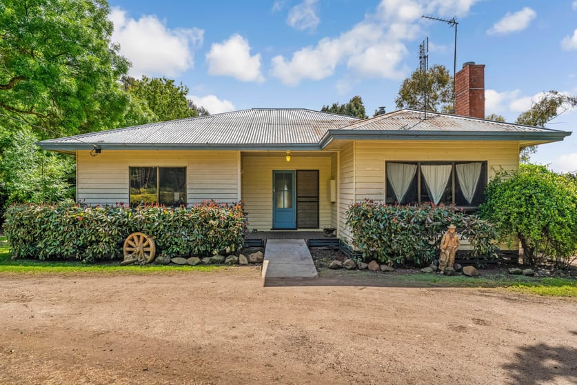 Click to view all images 17 Camerons Lane Waubra VIC 3352 - Image 2