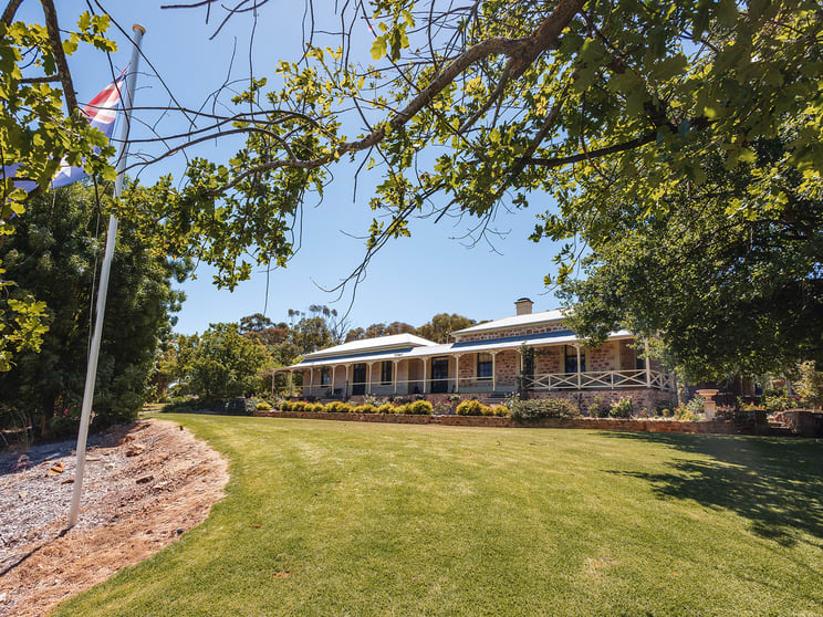 Click to view all images 400 Main North Road Clare SA 5453 - Image 1