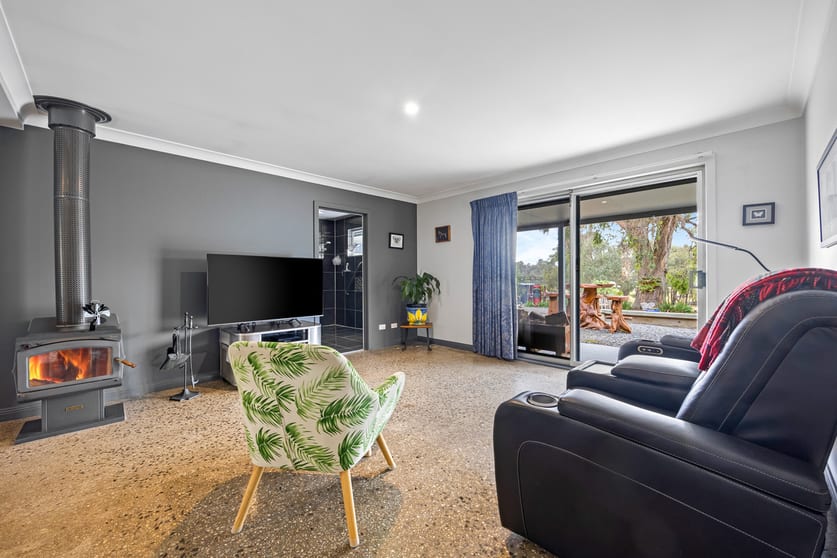 Click to view all images 42 Log Cabin Lane Carngham VIC 3351 - Image 3