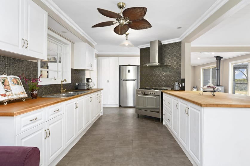 Click to view all images 558 Razorback Road Running Stream NSW 2850 - Image 3
