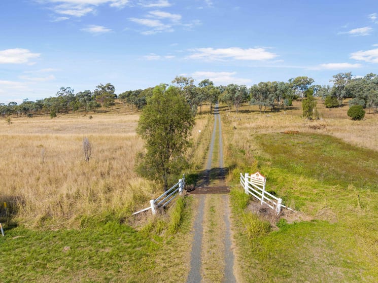 Click to view all images 59 Gowrie Mountain School Road Kingsthorpe QLD 4400 - Image 2