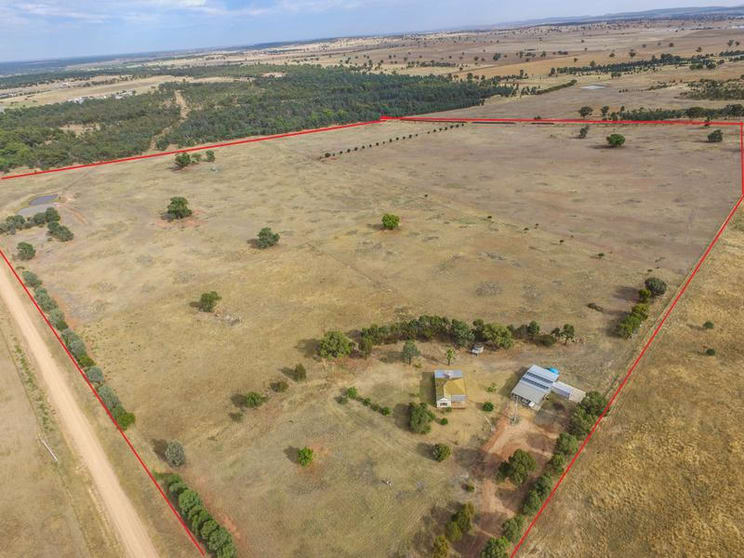 Click to view all images 123 Red Hill Road Narrandera NSW 2700 - Image 2