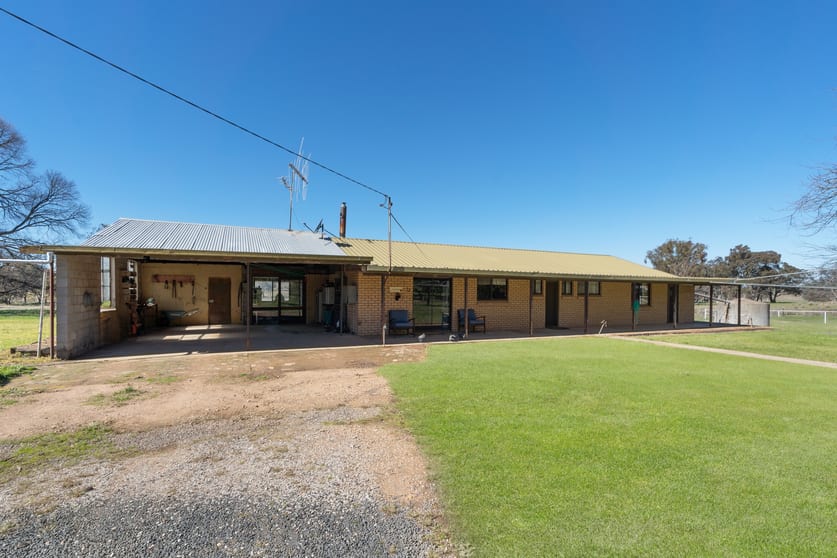Click to view all images 595 Bocobra Road Manildra NSW 2865 - Image 2