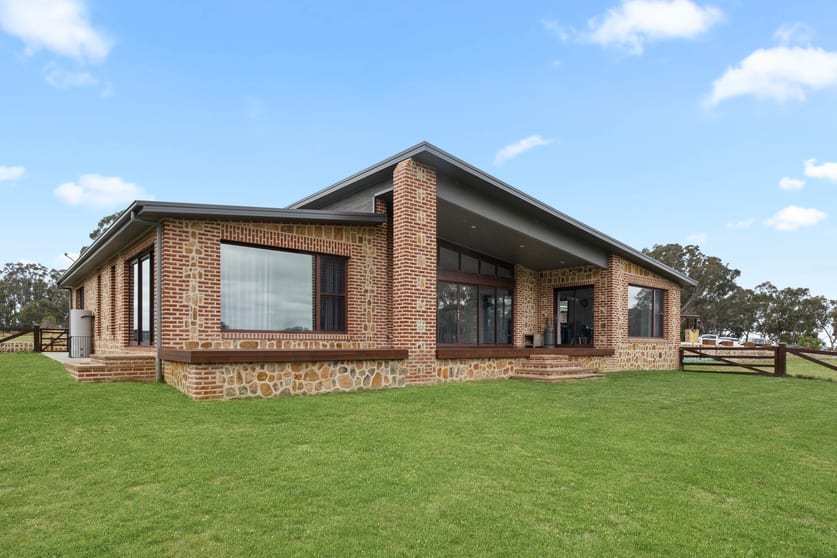 Click to view all images 13 Bell Lane Mummel NSW 2580 - Image 2