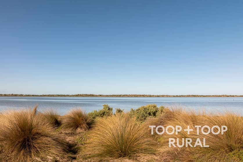 Click to view all images 248 Bongalong Road Hindmarsh Island SA 5214 - Image 3