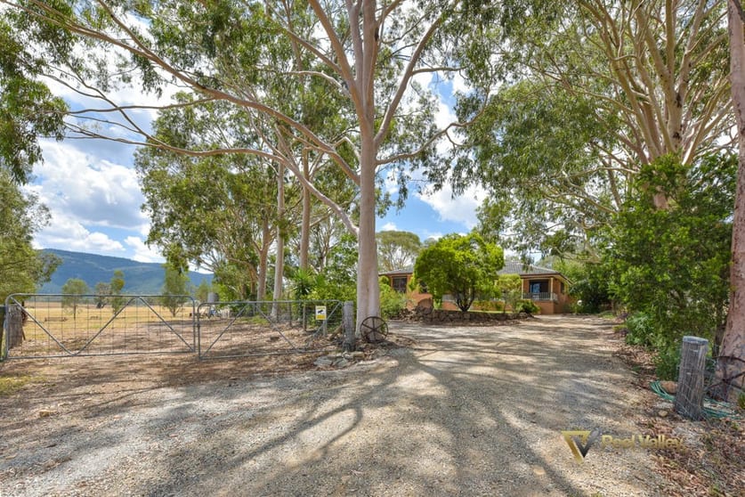 Click to view all images 74 Martins Lane Tamworth NSW 2340 - Image 2