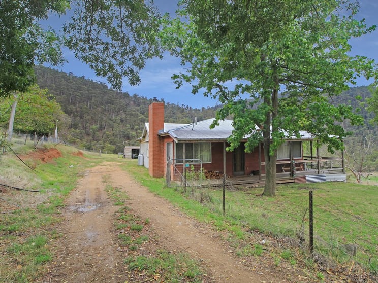 Click to view all images 490 Great Alpine Road Omeo VIC 3898 - Image 1
