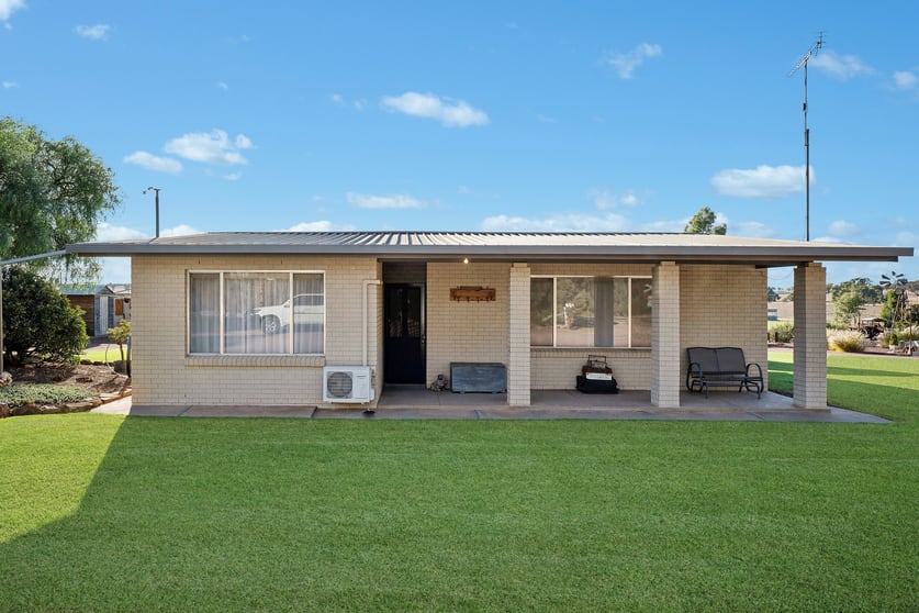 Click to view all images 52 Orchard Road Narrandera NSW 2700 - Image 2