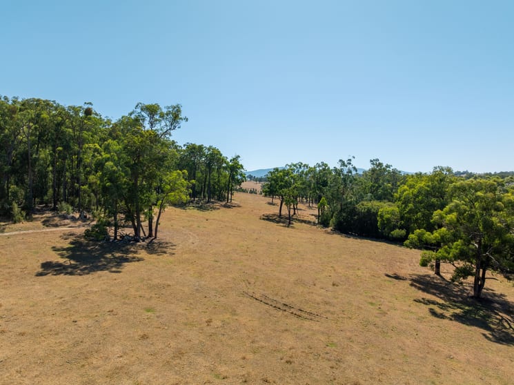 Click to view all images 100 Angus Road Yellingbo VIC 3139 - Image 1