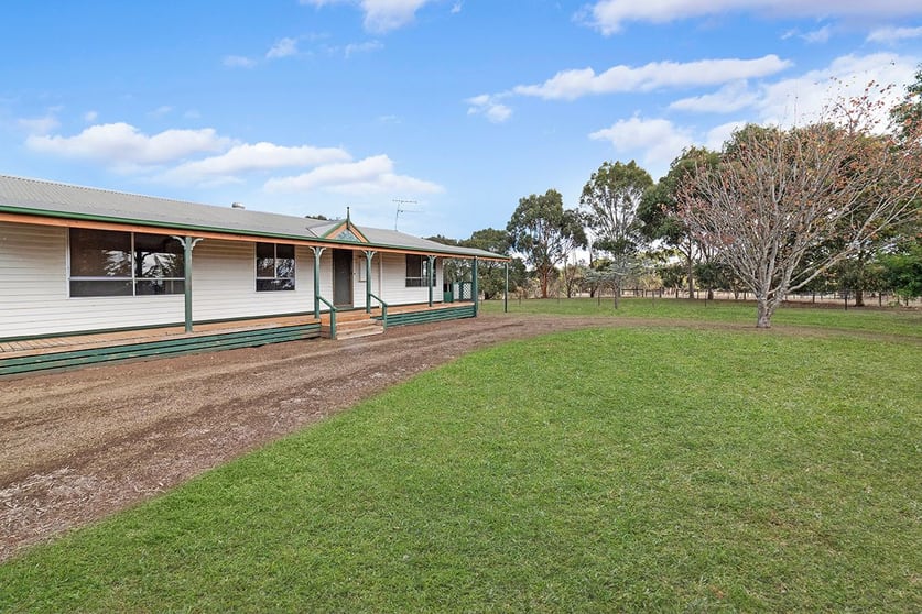 Click to view all images 100 Kurtzes Road Hamilton VIC 3300 - Image 3