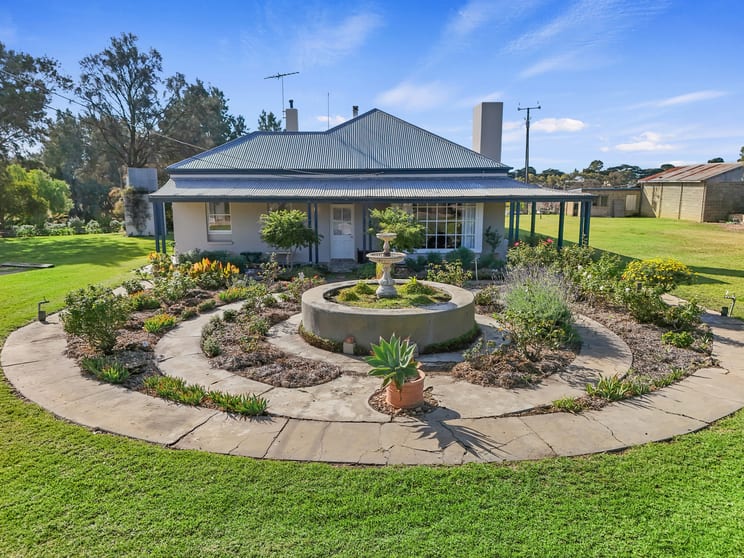 Click to view all images 26 Griffin Road Clayton Bay SA 5256 - Image 2