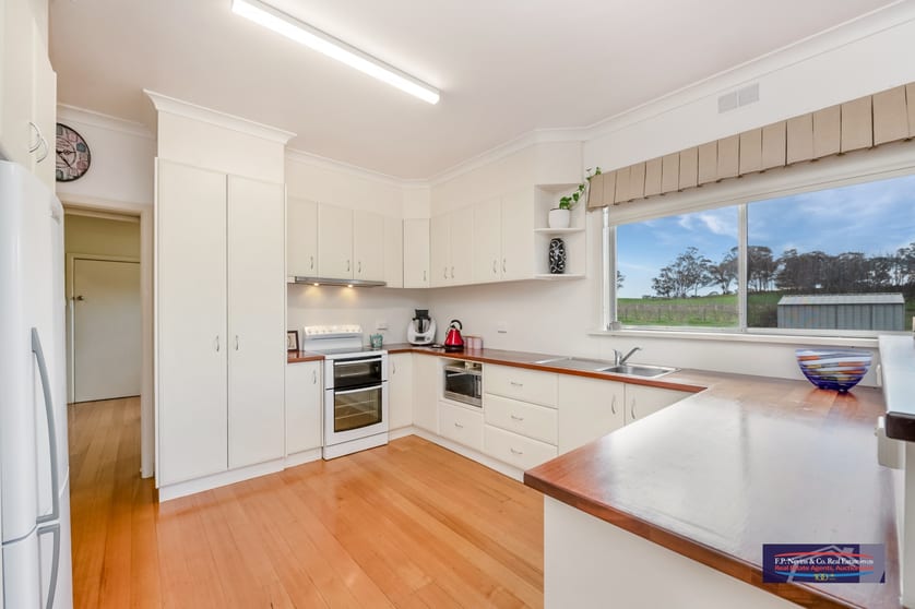 Click to view all images 8 McKean Road Arnold VIC 3551 - Image 2