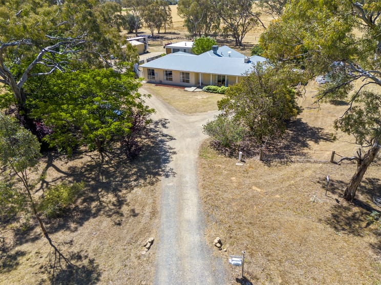 Click to view all images 4572 Murray Valley Highway Rutherglen VIC 3685 - Image 1