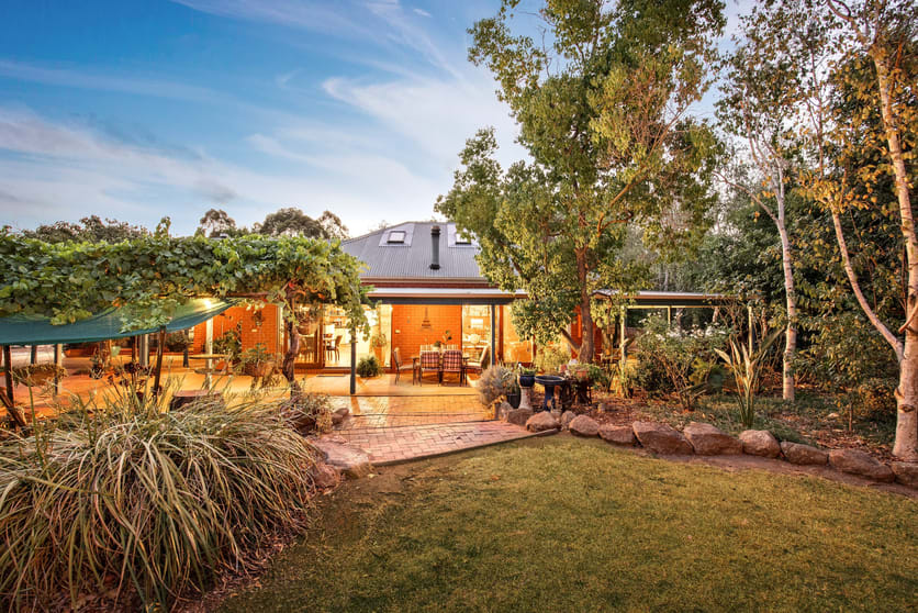 Click to view all images 206 Alma Road Beechworth VIC 3747 - Image 3