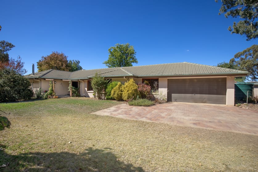 Click to view all images 4 Redgum Lane Armidale NSW 2350 - Image 2