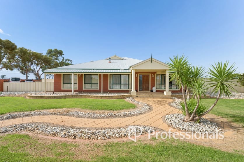 Click to view all images 39 Cowanna Avenue Merbein South VIC 3505 - Image 3