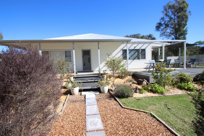 Click to view all images 300 Mount Mackenzie Road Tenterfield NSW 2372 - Image 1