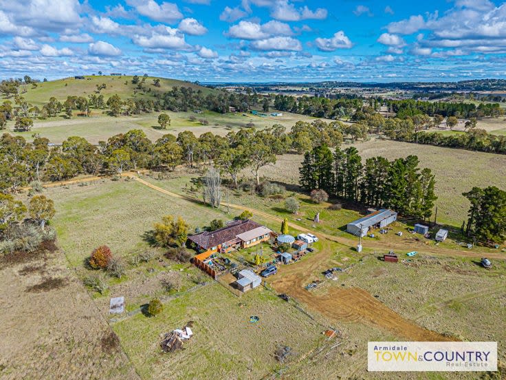Click to view all images 48 Hitchcock Lane Armidale NSW 2350 - Image 2