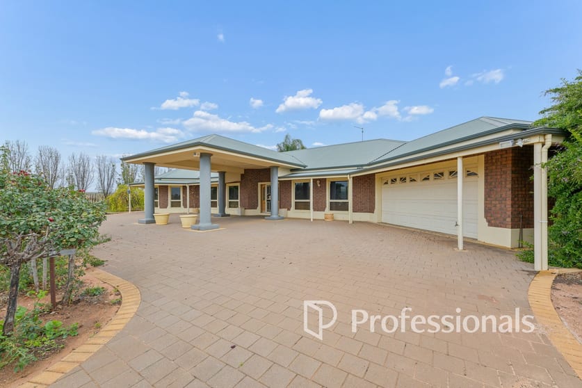 77 Milne Bay Road Robinvale VIC 3549 - Image 2