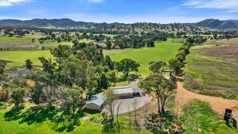 Click to view all images "The Oaks" 4 Magnesite Rd Tamworth NSW 2340 - Image 1