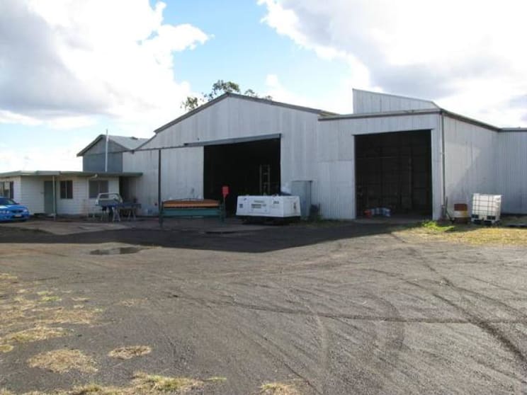Click to view all images 44 ACRES LARGE HOME and SHEDS Jandowae QLD 4410 - Image 3