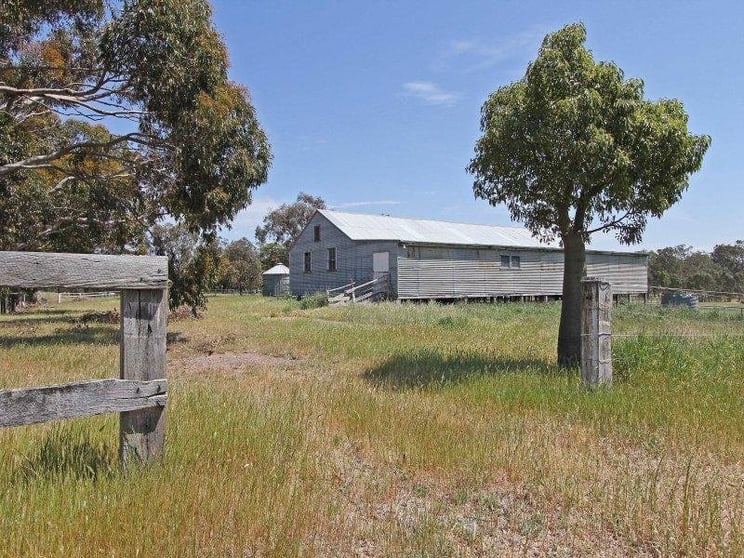 Click to view all images 380 Northern Highway Heathcote VIC 3523 - Image 2