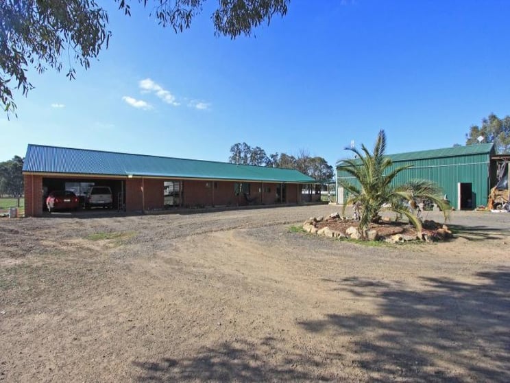 Click to view all images 69 Cochranes Road Heathcote VIC 3523 - Image 1
