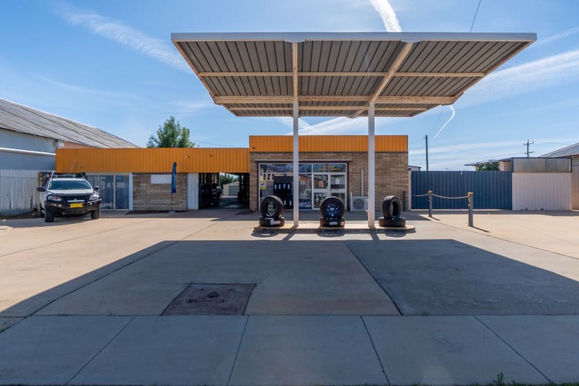 Showrooms / Bulky Goods commercial property for sale at 233 Hoskins Street Temora NSW 2666 Showrooms / Bulky Goods commercial property for sale at 233 Hoskins Street Temora NSW 2666