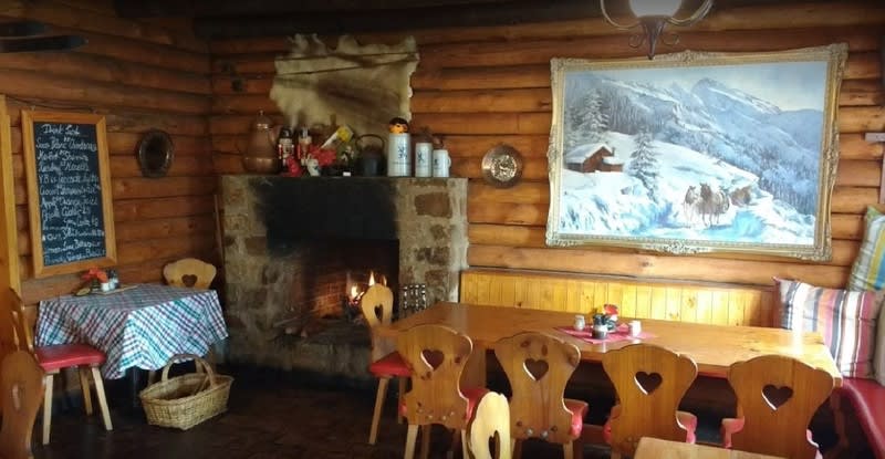 Iconic Log Cabin Tea House Restaurant With Top Views Under Mt Gladstone Lookout