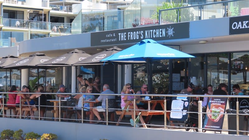 Lively Esplanade Café Down by the Sea Lively Esplanade Café Down by the Sea