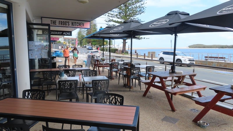 Lively Esplanade Café Down by the Sea Lively Esplanade Café Down by the Sea