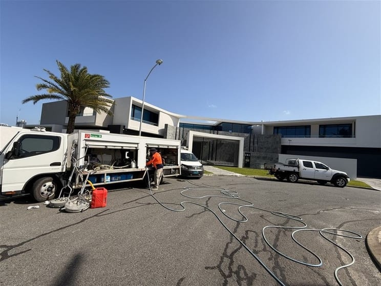Pressure Cleaning And Gutter Cleaning