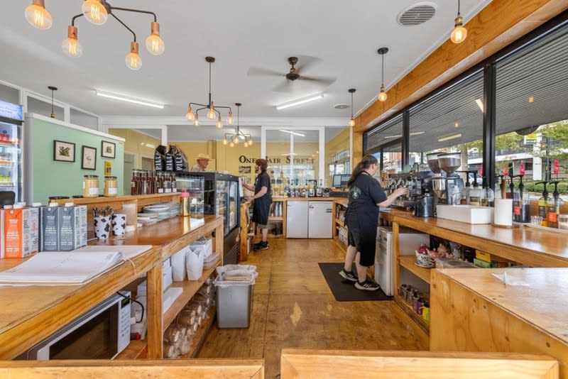 This corner cafe is big, bright and located with very high exposure. This corner cafe is big, bright and located with very high exposure.