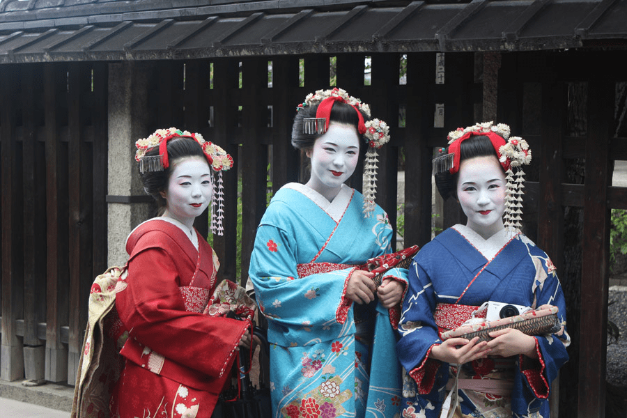 Geishas as Inheritors of Japanese Culture and Traditional "Tea Houses"
