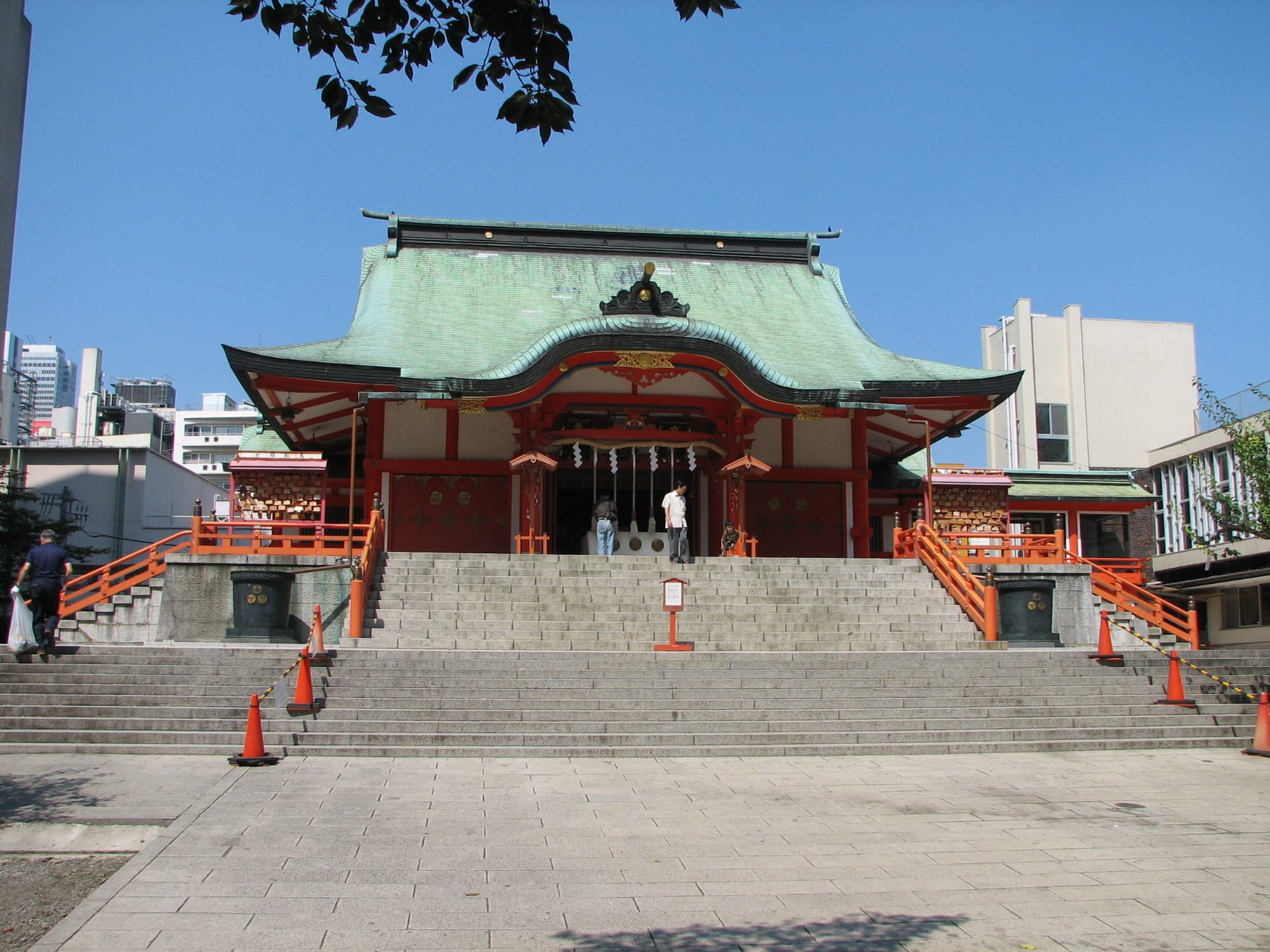 Hanazono-jinja_haiden.jpeg