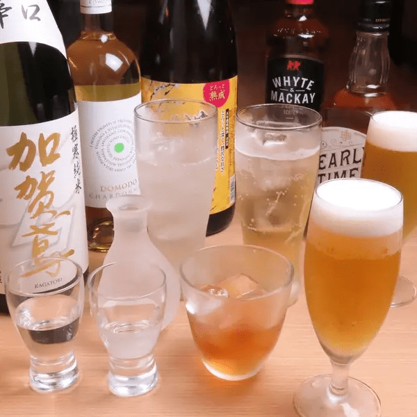 With an extensive selection of alcohol, it's also recommended as the first stop for bar hopping