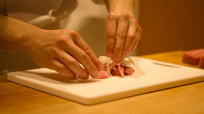 Masterful knife skills you can enjoy with your eyes