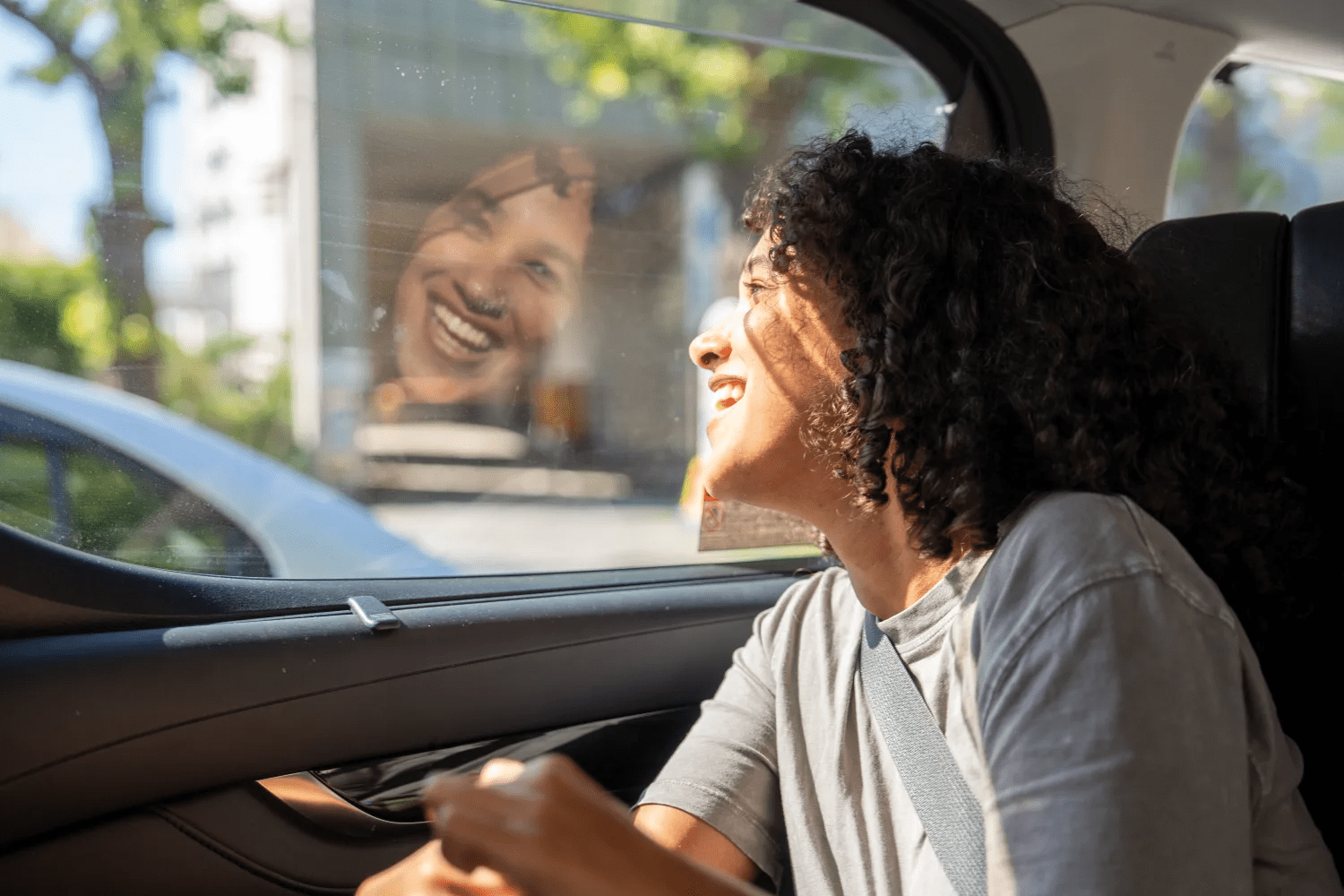 Make Efficient Itineraries by Utilizing Taxis and Private Car Tours