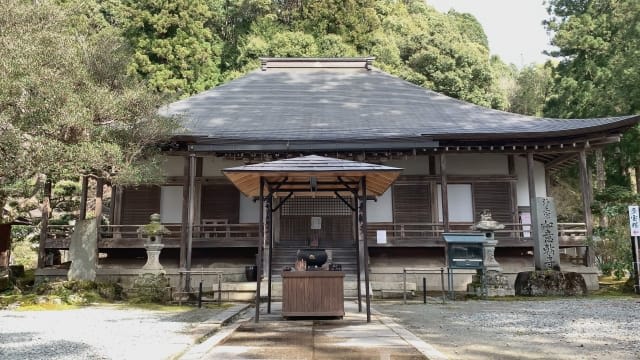 Nyoirin-ji (Requires slightly deviating from the route)