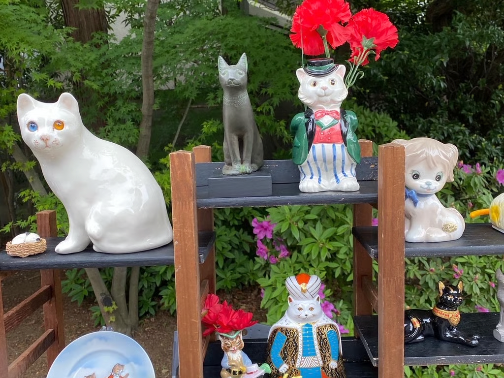 Obtain Cat-Related Antiques Characteristic of Yanaka, Known as Cat Town