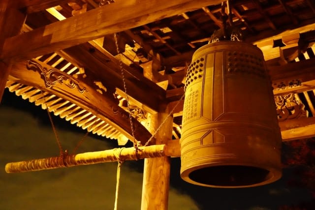 The Author Also Recommends Visiting Nearby Temples Where You Can Enjoy "Joya no Kane"