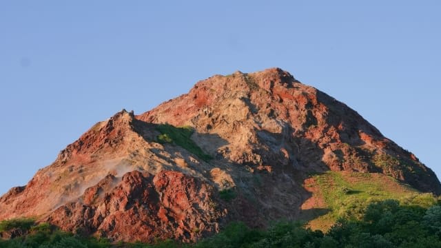 Mt. Yotei to the North, Mt. Usu and Showashinzan to the South—Magnificent Nature Spreads All Around