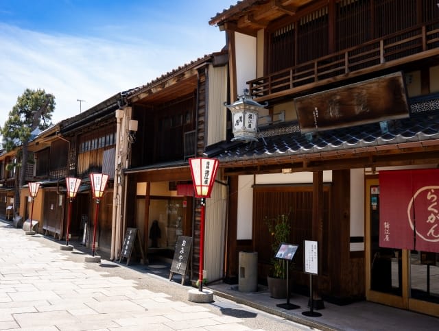 Kaga Hyakumangoku Walk [Nishi Chaya District and Teramachi Temple Group]