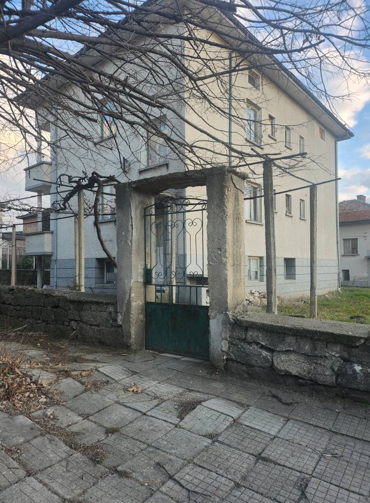 Двуетажна къща със сутерен и таванско помещение в гр. Хисаря Хисаря
