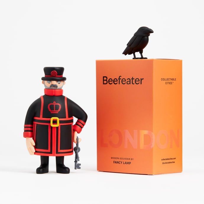 Red Collectable Beefeater & Raven Art Figurine: Beefeater with Raven - Collectable London Art Toy Souvenir