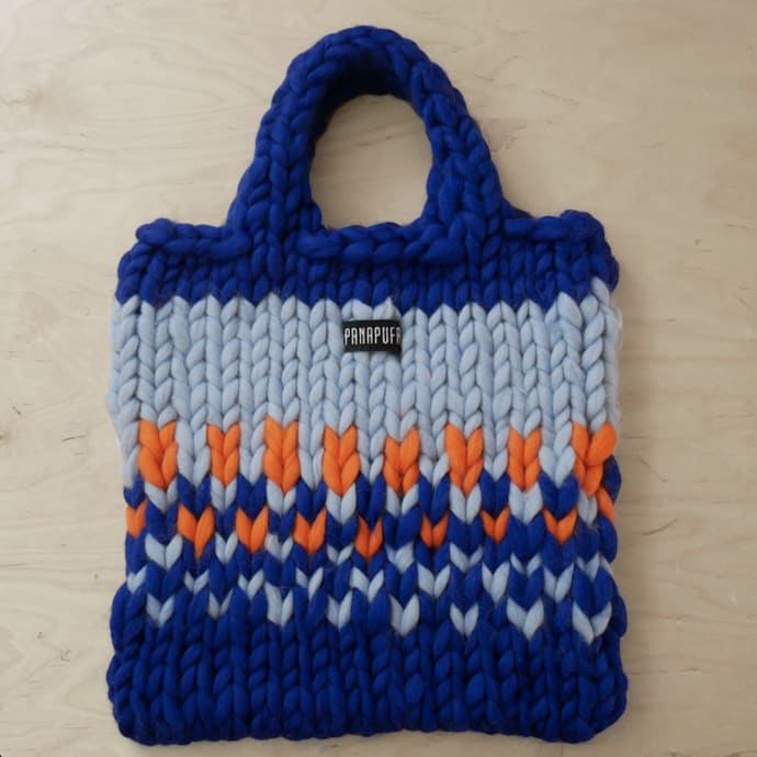 Sininen Chunky Knit Tote bag: Colorful, knitted shopper bag made by hand from thick wool