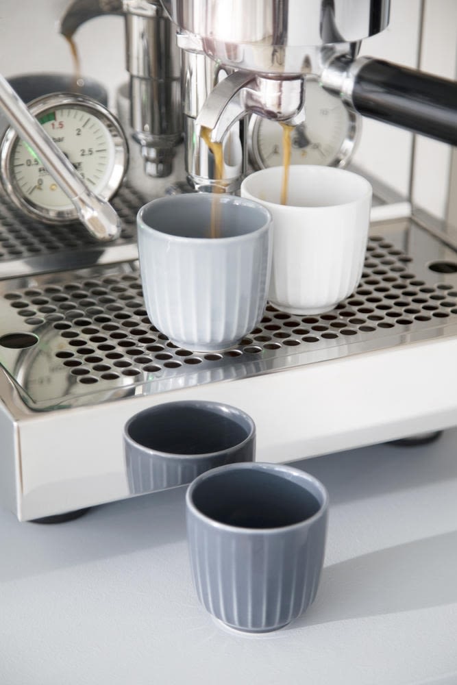 Opfordrer til at tage sig god tid til at brygge og nyde en skøn kop kaffe
